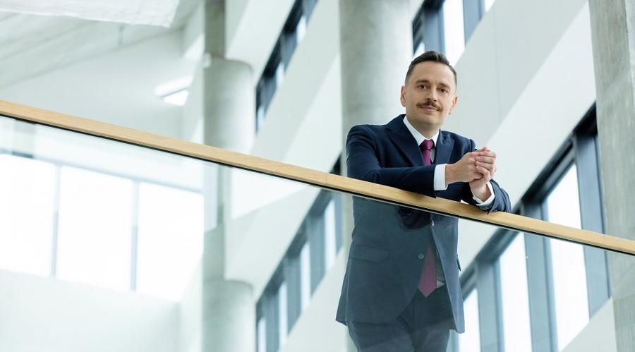 2025美股市场“黑马”现身！从退市危机到热门话题