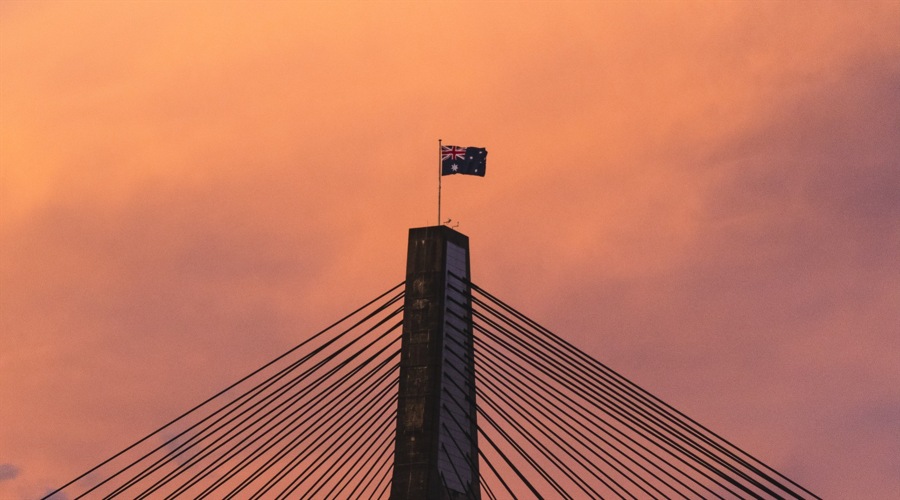 柳梧铁路金田跨平武高速特大桥首片T梁顺利架设